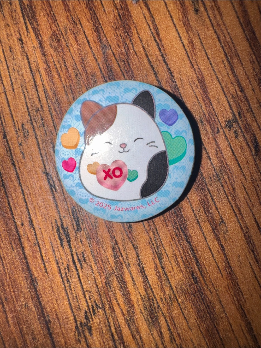 Jazwares Calico Cat Heart Button – Blue Background C1.Bk.R.2